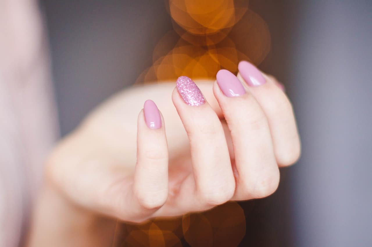How to get a professional hybrid manicure?