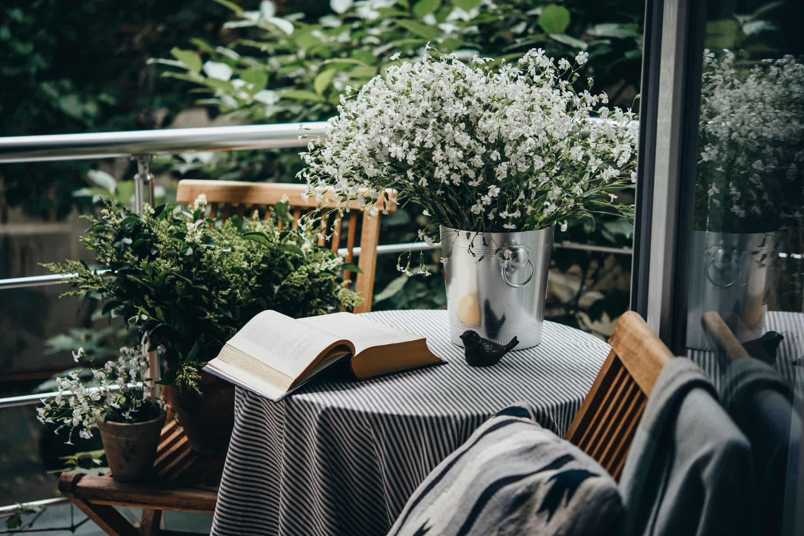 Balcony in Provence style – how to decorate?